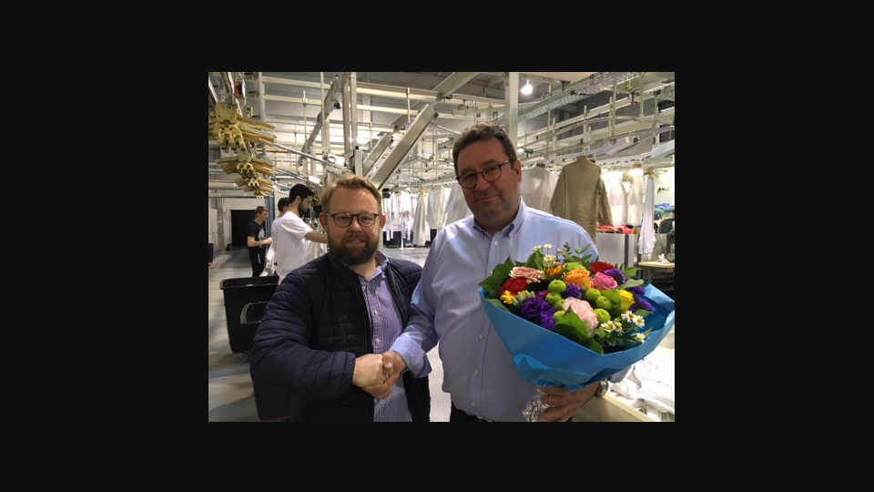 Frederick Jonckheere (voorzitter LON Kempen West) overhandigt LON-award aan Jo Van Ende (zaakvoerder Van Ende & Roxy)