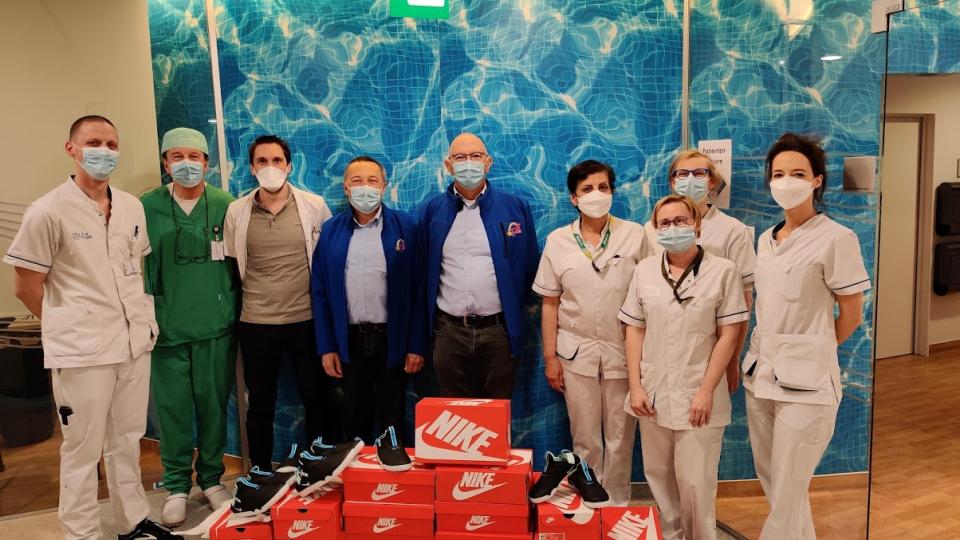 Help Brandwonden Kids schenkt Nike air schoenen aan zorgpersoneel